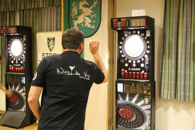 Pfeile werfen geht höchstens zuhause am eigenen Dartboard.