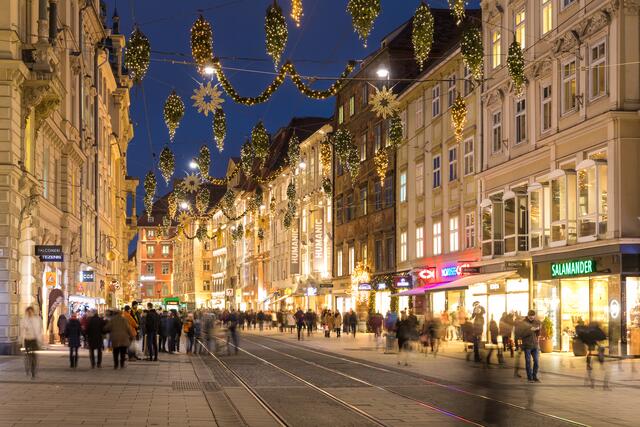 Wenn es nach der WKO Graz geht, soll in der Herrengasse bald wieder vorweihnachtliches Einkaufstreiben herrschen: Der Handel müsste am 13. Dezember öffnen, fordert man.  | Foto: Graz Tourismus/Harry Schiffer