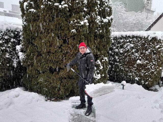 Woche-Redakteur hat beim ersten Schnee kräftig angepackt. | Foto: Claudia Rieger