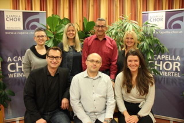 Reinhard Hirtl (Obmann), Julia Mayer (Obmann-Stv., Kassier-Stv.), Barbara Hann-Pollak (Kassierin), Daniela Riedl (Schriftführerin), Barbara Schreiber (Stv.) mit dem musikalischen Leiter Gerhard Eidher und Michael Jedlicka | Foto: A Capella Chor Weinviertel