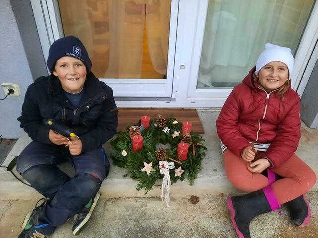 Anika und Florian banden daheim einen Adventkranz für die Schule. | Foto: VS Kirchdorf