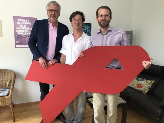Willi Maier von der Aidshilfe (Mitte) lud zur Pressekonferenz. Das Gespräch mit Sebastian Huber (l.) und Florian Friedrich (r.) fand online statt.
