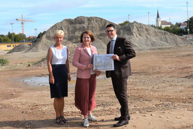 Stadträtin Elisabeth Schüttengruber-Holly, Bildungs-Landesrätin Christiane Teschl-Hofmeister und VBgm. Kornelius Schneider bei der Baustellenbesichtigung zum Bildungscampus Hollabrunn (bereits im September).