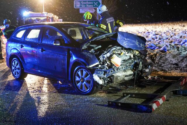 Ein Autounfall bei Burgkirchen geschah am Abend des 29. November 2021.