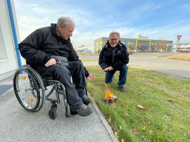 Beim heißen Test: Helmut A. Puritscher; Erfinder des Öko-Lagerfeuers mit BezirksBlätter-Redaktionsleiter Peter Zezula.