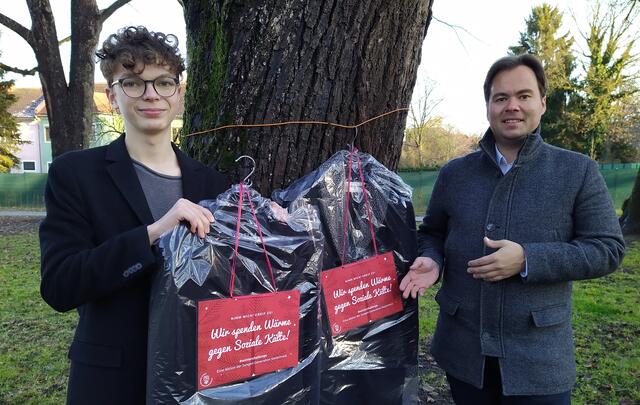 Feldbachs SPÖ-Jugendreferent Maximilian Berge und SPÖ-Stadtparteiobmann Vbgm. Robert Trummer hängen im Jahn-Park in Feldbach Jacken auf Bäume. | Foto: SPÖ Feldbach