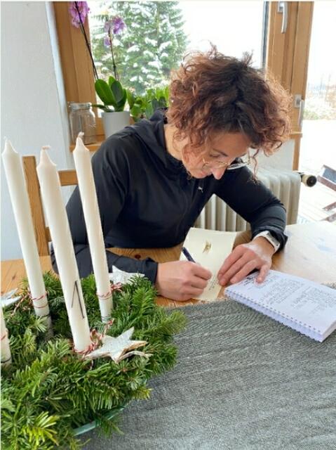 Katrin Limberger schreibt zu Weihnachten achtzig bis neunzig Karten | Foto: Limberger