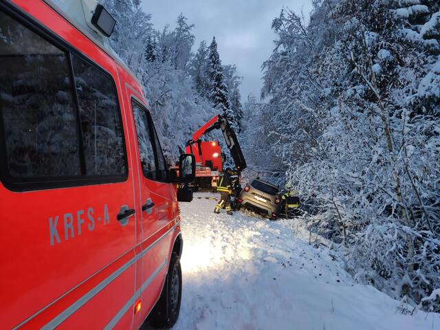 Dieser PKW war aufgrund der winterlichen Fahrverhältnisse von der Straße abgekommen. | Foto: Freiwillige Feuerwehr Kapfenberg-Stadt