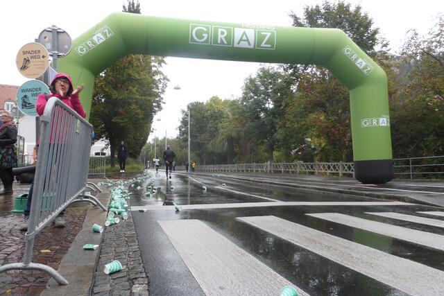 Einer der Hauptsponsoren dürfte wahrscheinlich kein großes Problem mit der großen Anzahl von Restmülltonnen haben...