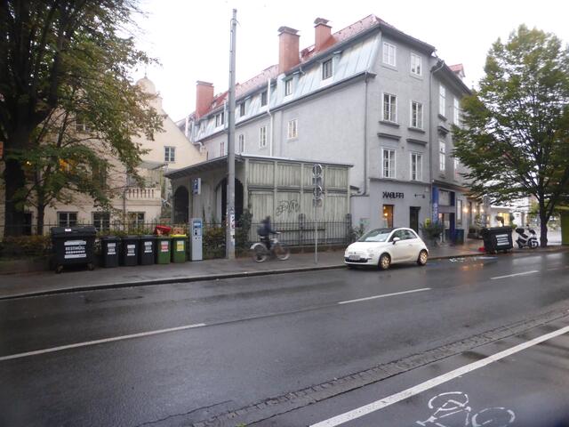 Bei der Labestation Kunsthaus gab es eine Restmüllquote von 85,9 Prozent.
Zitat Pressekonferenz: "Zusätzlich versuchen wir den entstehend Müll so umweltfreundlich wie möglich zu halten..."