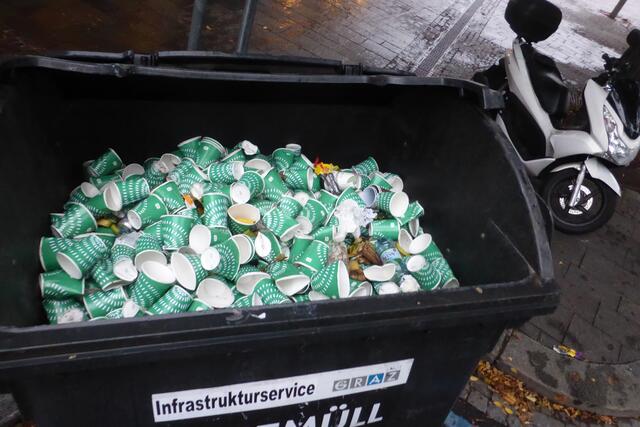 Zitat Pressekonferenz: "Zusätzlich versuchen wir den entstehend Müll so umweltfreundlich wie möglich zu halten..."

Vielleicht gibt es ja auch eine andere Mülltonne - für diesen Müll, die besser geeignet ist...?