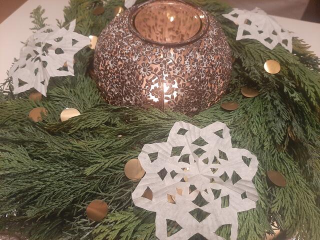 Ob am Adventkranz, auf Geschenken oder als Deko am Fenster: Die Schneeflocken sind nicht nur kinderleicht gemacht, sondern auch vielseitig einsetzbar.  | Foto: Bernbacher