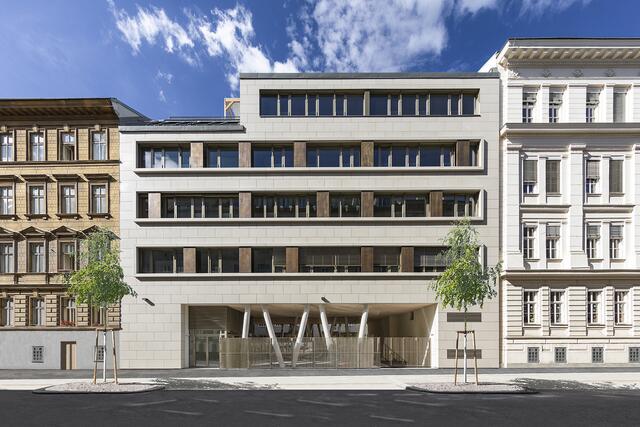 2021 wurde die Schulerweiterung in der Novaragasse/ Blumauergasse mit dem EU-weiten "BigSEE Architecture Award" in der Kategorie „Public and Commercial Architecture“ ausgezeichnet.