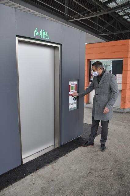 Bürgermeister Markus Vogl testet die WC-Anlage.