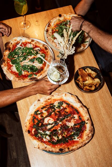 Sechs verschiedene Pizza-Varianten stehen bei "Mama Earth" auf der Karte.