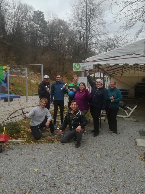 Susanne Herster, Margareta Selch, Kathrin Rupp, Roland Illmeyer, Markus Hofer, Peter Gaugutz und Philipp Grohmann, Alexander Trömer (vorne)  | Foto: AMS 