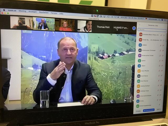 Austausch ist im Tiroler Bauernbund wichtig. Auch wenn sie nur online ausgetragen werden konnte, fand gestern Abend die Herbstkonferenz mit den Bäuerinnen, Bauern und Jungbauern im Bezirk Landeck statt.