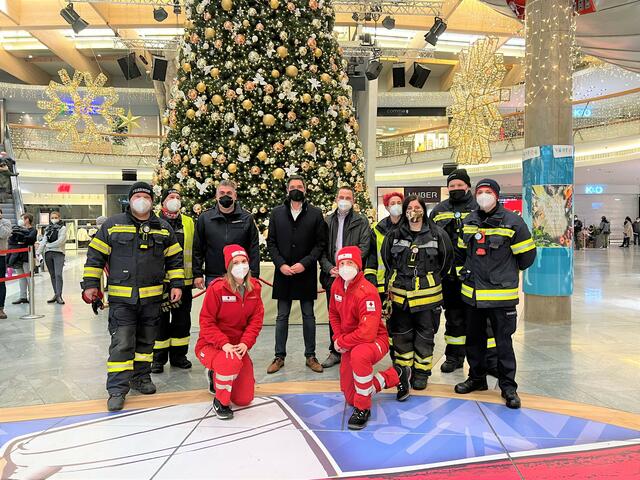 FF-Kommandant Klaus Aichmair (hi. 3.v.l.), Bgm. Peter Schobesberger (hi. 4.v.l.) und FPÖ-Sicherheitsstadtrat David Binder (hi. 5.v.l.) mit Helfern von Feuerwehr und Rotem Kreuz. | Foto: Schobesberger
