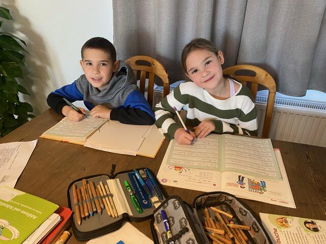 Ein Teil der Schüler im Bezirk lernt zu Hause, die anderen in der Schule. Für Eltern, Lehrer und Kinder eine herausfordernde Zeit. | Foto: Isabella Rameder