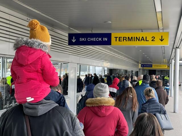 In einem Salzburger Labor wird aktuell ein Verdachtsfall der Corona-Variante „Omikron“ sequenziert. Die positive Probe stammt von einem Wiener, der am Freitag aus Südafrika zurück gekehrt ist und am Salzburger Flughafen gelandet war.  | Foto: Land Salzburg / Franz Neumayr