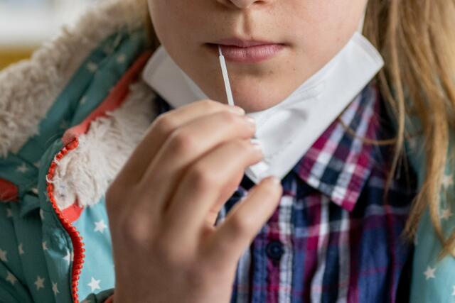 Auch in Österreich könnten PCR-Lolli-Pooltests mit schnelleren Ergebnissen die bestehenden Gurgeltests an Schulen ergänzen, um den erhöhten PCR-Test-Bedarf zu meistern.