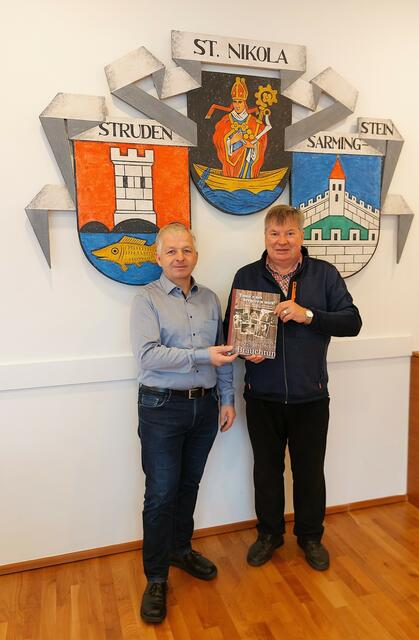 Hans Freudenberger überreichte Bgm. Nationalrat Nikolaus Prinz aus St. Nikola das Buch „Damit’s net vergess’n wird“ | Foto: Freudenberger