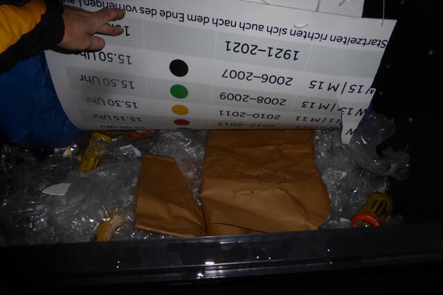 Eine 1.100-Liter Restmülltonne im Zielbereich:

Zitat Pressekonferenz: "Zusätzlich versuchen wir den entstehend Müll so umweltfreundlich wie möglich zu halten..."