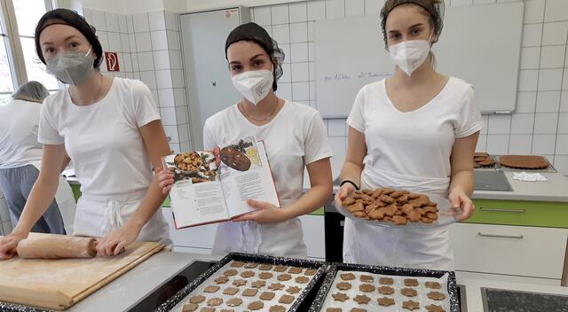 Den heutigen Absolventinnen machte das Backen in der Vorweihnachtszeit voriges Jahr großen Spaß. | Foto: LFS Buchhof