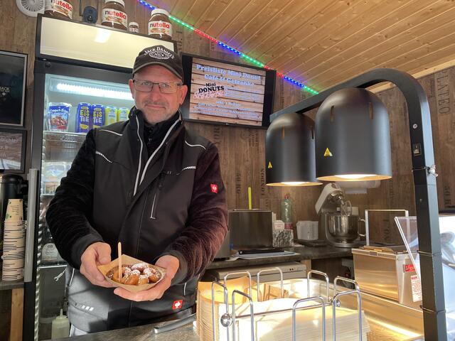 Christian Steinbichler mit seinen Mini-Donuts.