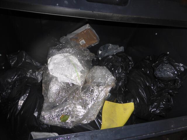 Eine 1.100-Liter Restmülltonne im Zielbereich:

Zitat Pressekonferenz: "Zusätzlich versuchen wir den entstehend Müll so umweltfreundlich wie möglich zu halten..."