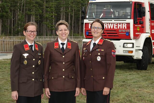 Barbara Freiler ist bei der FF Krumbach Feuerwehrkommandant-Stellvertreter, Martina Spieß ist Kommandantin bei der FF Netting und Bernadette Pichler-Holzer ist Kommandantin bei der FF Brunn/Pitten.