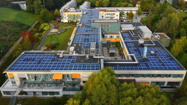 Die neue Photovoltaikanlage auf dem Dach wird die Privatklinik Graz Ragnitz künftig mit bis zu 300.000 Kilowattstunden erneuerbarer Energie beliefern. | Foto: PremiQaMed Group