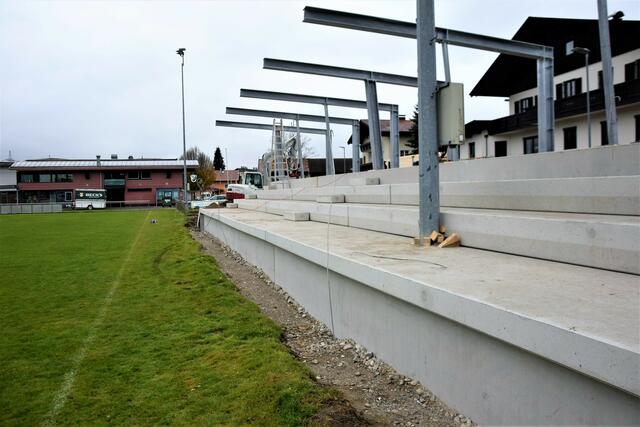 Neue Zuschauertribüne mit Überdachung - Fertigstellung im Frühjahr 2022.