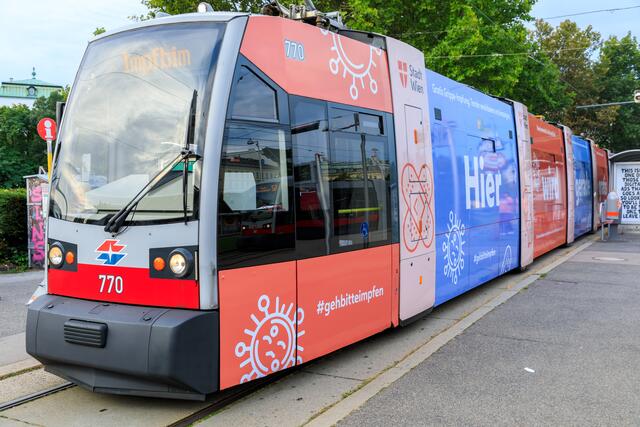 Nicht nur für die Corona-Schutzimpfung gibt es eine Impfbim, sondern auch für die Grippe-Impfung. | Foto: Peres/Wiener Linien
