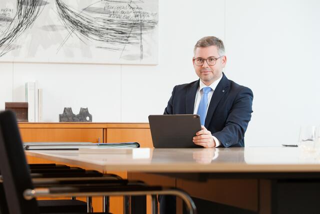 Mobilitätslandesrat Ludwig Schleritzko informiert über die Neuigkeiten die S34 betreffend. | Foto: Gerald Lechner