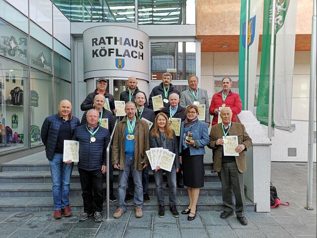 Die erfolgreichen Imkerinnen und Imker des Bienenzuchtvereins Köflach mit Stadträtin Stefanie Galler