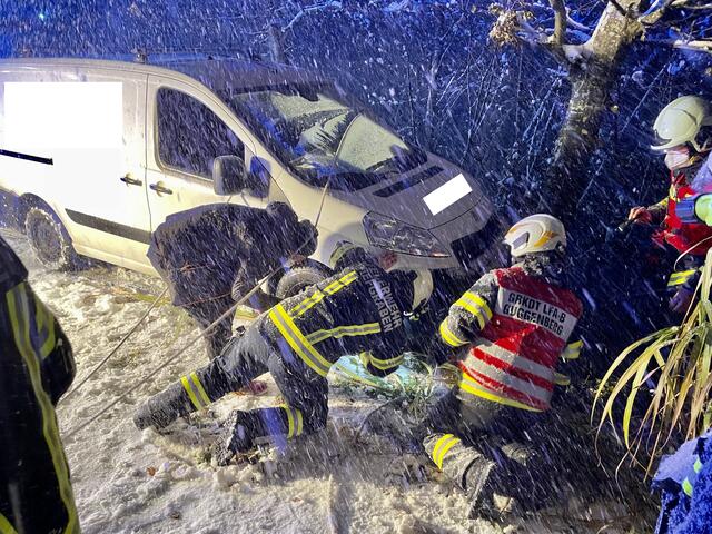 Zahlreiche Fahrzeuge mussten von der Feuerwehr geborgen werden.