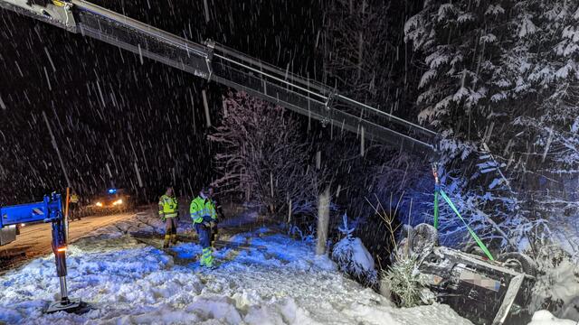 Eine 53-Jährige rutschte mit dem PKW - mit ihrer Tochter (23) als Beifahrerin - ab. Die Feuerwehr Niederau konnte die beiden Frauen aus dem Bachbett retten.  | Foto: ZOOM.Tirol