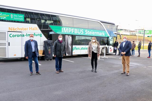 Freude bei Bgm. Günter Müller, Impfbus-Leiterin Sladjana Misiraca sowie Michael Russ und Martin Krautgartner von der RINGANA-Chefetage.