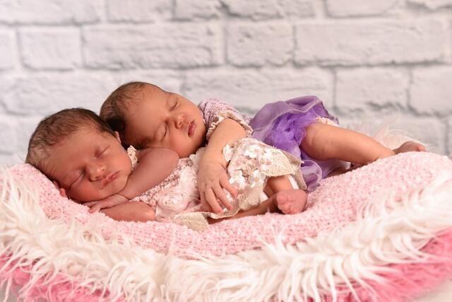 Ella und Sophie
Geburt: 13. Oktober
46 cm/44 cm, 3.000 g/2.200 g
Nadine Matzer und Stefan Hübner aus Wildon | Foto: Monika Narrath Photography
