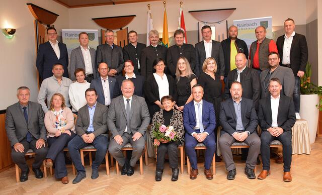 Der neue Gemeinderat von Rainbach mit Bezirkshauptfrau Andrea Außerweger. | Foto: Erwin Pramhofer