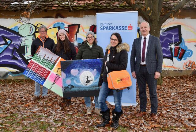 Gernot Brandstätter (JUZ), Natalie Drescher, Marina Salmhofer und Denise Mattausch (aspHALT) mit Sparkasse-Filialleiter Georg Kohler (von links) | Foto: MeinBezirk.at