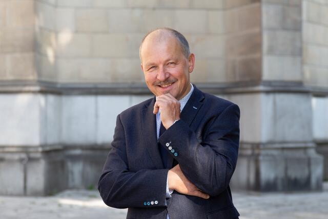 Familienseelsorger Josef Lugmayr kennt zahlreiche Beispiele aus der Beratungstätigkeit, bei denen sich die Impfdebatte negativ auf die Familienbeziehungen auswirkt.