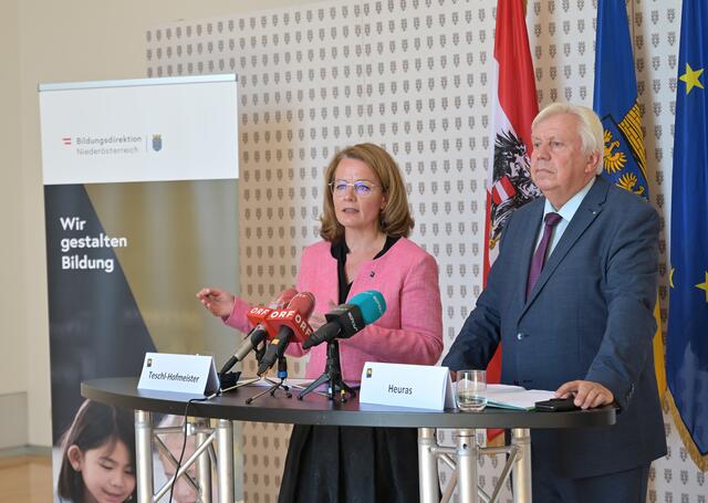 Bildungs-Landesrätin Christiane Teschl-Hofmeister und Bildungsdirektor Johann Heuras | Foto: NLK Pfeiffer