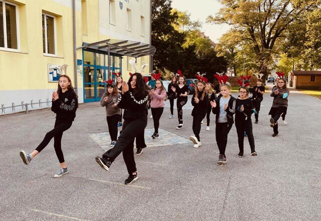 Die musikalischen Dürnkruter Schüler und Schülerinnen liefern Advent-Tanzeinlagen.