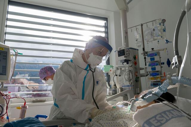 Covid-Patienten bleiben oft wochenlang auf der Intensivstation.