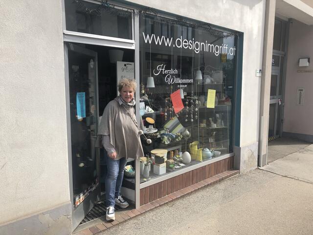 Helga Schmidtschläger ist nur eine von Dutzenden Geschäftsleuten in Liesing, die auch weiterhin für ihre Kunden "offen" hat