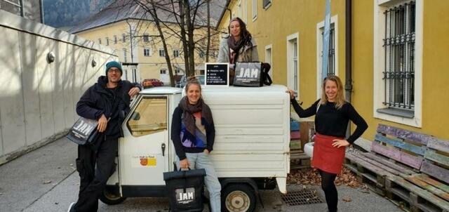 „Wir sind deshalb weiterhin im Öffentlichen Raum unterwegs und bieten Beratungen in Präsenz oder digital an“, so die Geschäftsführung von JAM, Regina Fischer. Im Bild: das Team von JAM | Foto: JAM