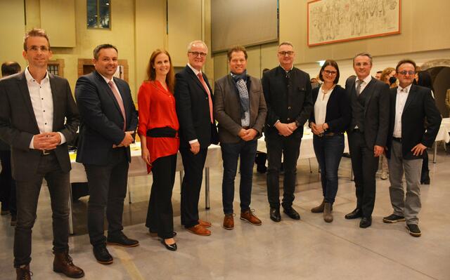 Der neue Stadtrat von Freistadt (von links): Harald Schuh (FPÖ), Dietmar Weinzinger (SPÖ), Sonja Seifried (SPÖ), Christian Gratzl (SPÖ), Rainer Widmann (Wiff), Clemens Poißl (ÖVP), Karin Kolm (ÖVP), Christian Hennerbichler (ÖVP) und Klaus Fürst-Elmecker (Grüne). | Foto: Erwin Pramhofer