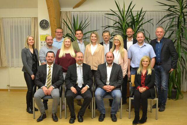 Der neue Gemeinderat von Pierbach mit Amtsleiter Klaus Preining (stehend, r.) und BH-Stellvertreter Bernhard Klein (sitzend, 2.v.l.). | Foto: Gemeinde Pierbach